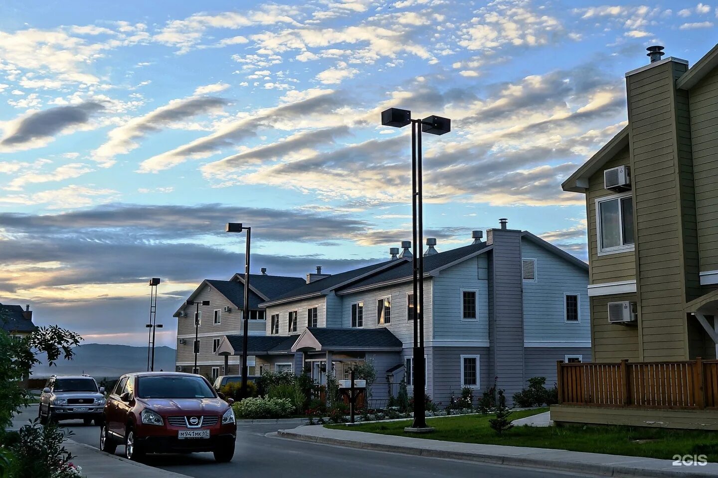 земляничные холмы южно-сахалинск американский городок. южно сахалинск пригород. южно-сахалинск фото города. район земляничные холмы южно-сахалинск. южно сахалинск пригород.