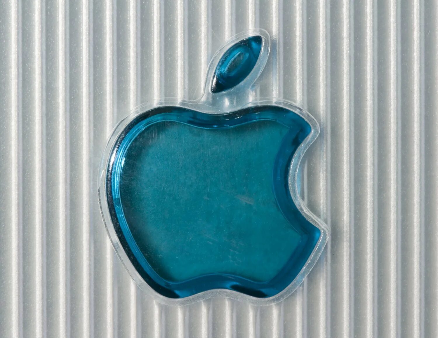 Apple saved. Imac bondi blue. imac голубой. логотип apple 1998. цветной mac apple.