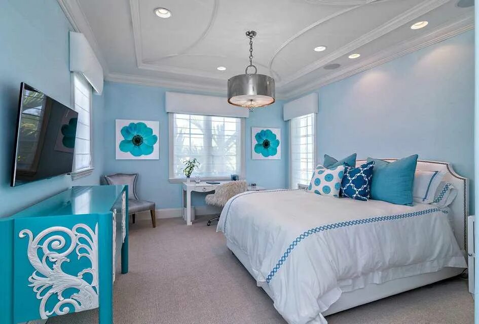 интерьер в голубых тонах. спальня в бирюзовом цвете. спальня в голубом и белом цвете. голубая комната. интерьер в голубых тонах.