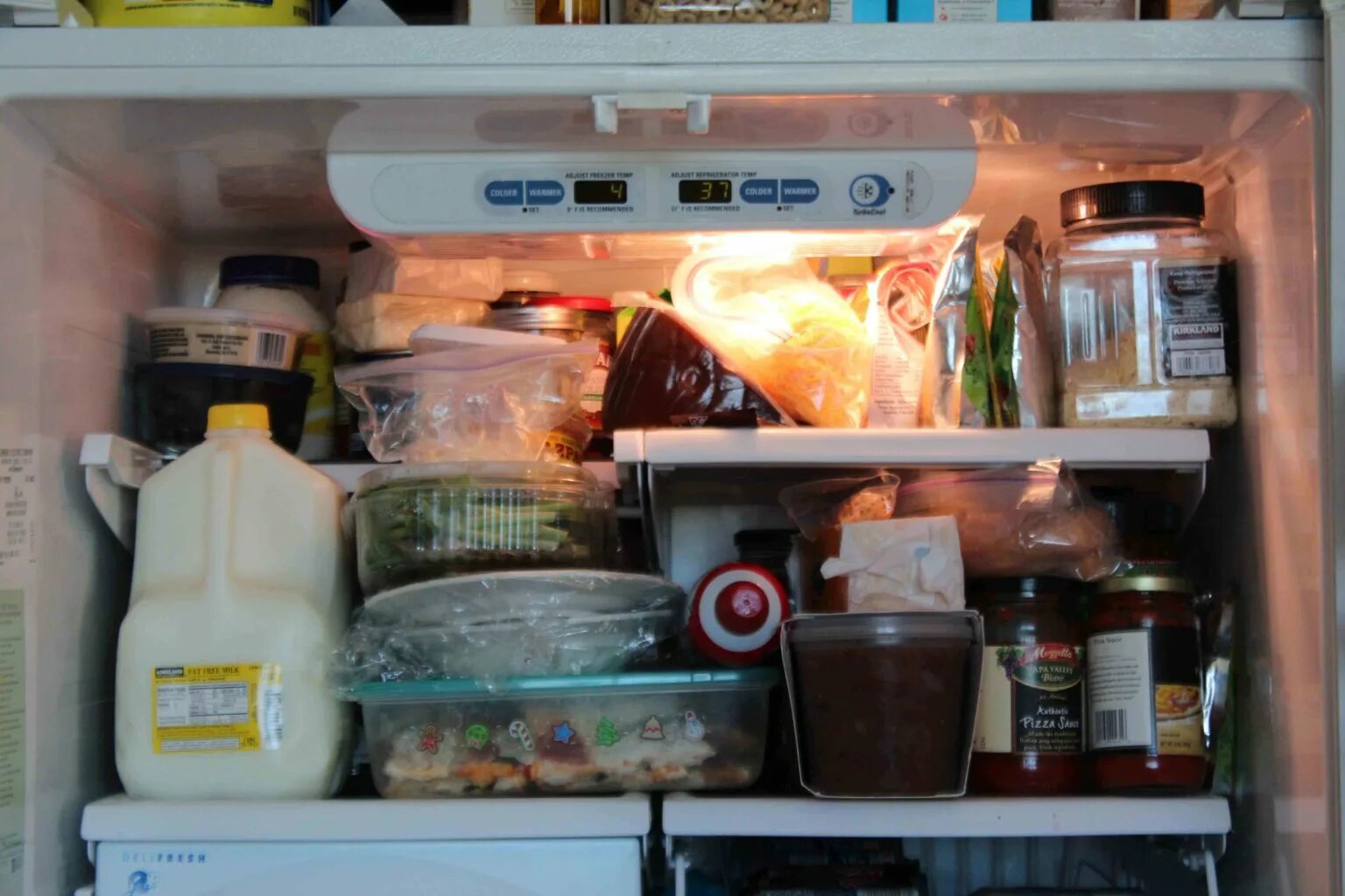 Почему в холодильнике появляется. Холодильник с едой. Холодильник с продуктами. Полный холодильник продуктов. Грязный холодильник.