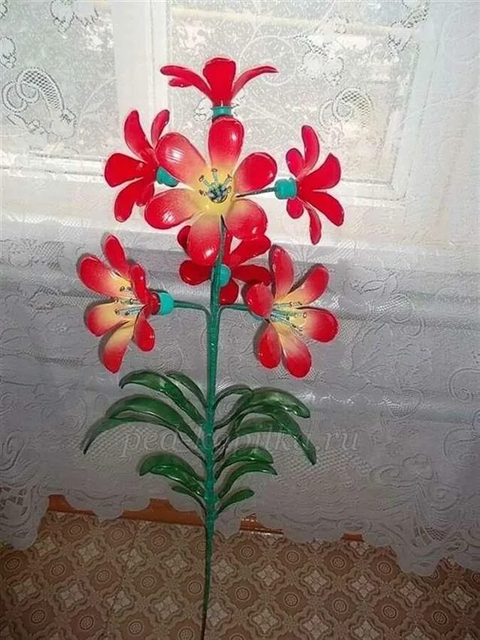 Цветок из пластиковой бутылки мастер. Цветы из пластиковых бутылок. Цветы из баклажек. Цветы из подручных материалов. Цветы из пластмассовых бутылок.