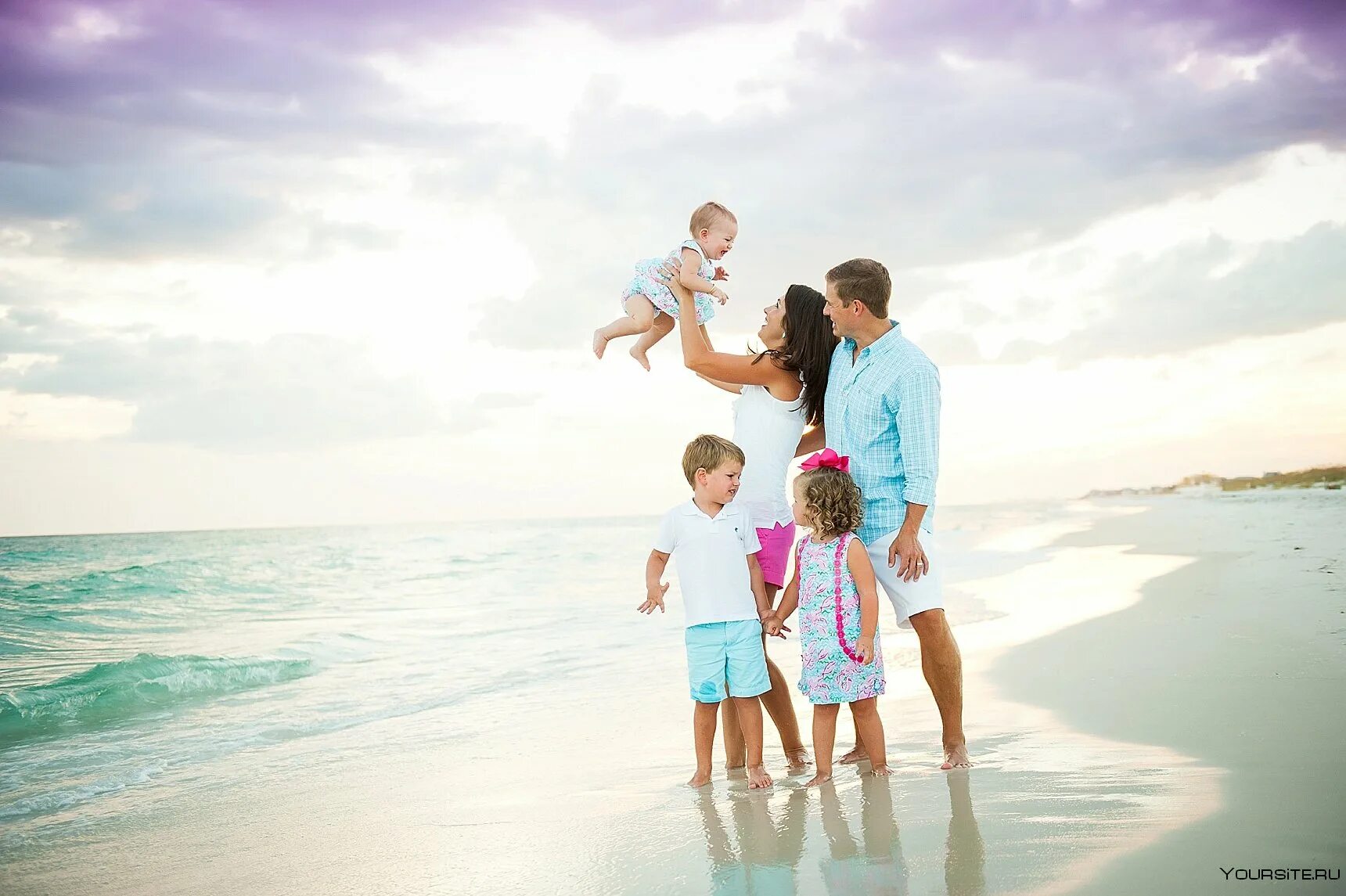 Фотография семейный отдых. Счастливая семья. Счастливая семья на море. Счастливая семья на берегу моря. Семья на фоне моря.