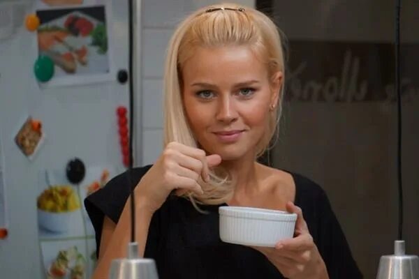 Екатерина Кузнецова В Розовом Белье – Кухня (2012)