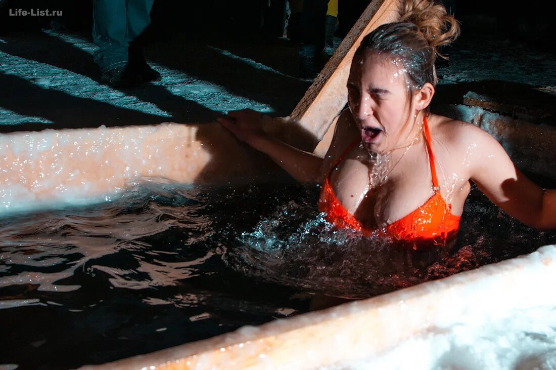 Красивые женщины в купели. Купальни девушки. Девушки в купели на крещение. Крещенские купания в нижнем белье. Крещенские купания.