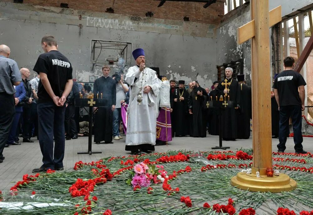 Беслан сколько погибших 1 сентября 2004 года. Северная Осетия Беслан 1 сентября. Терроризм в Беслане 1 сентября.
