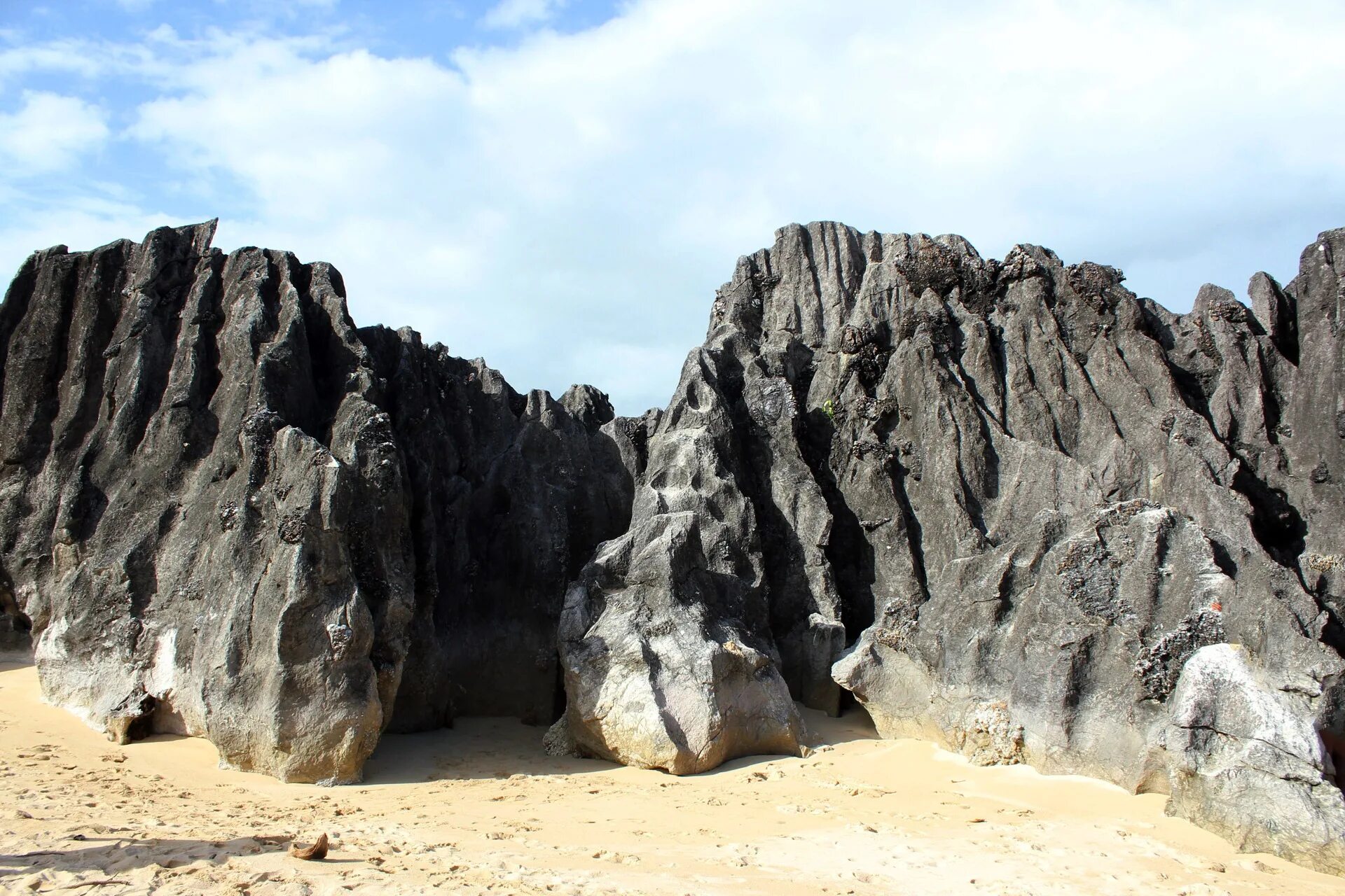 Stone huge. Камень Уайт Клиффс. Камень глыба. Глыбы и валуны. Крупные валуны.