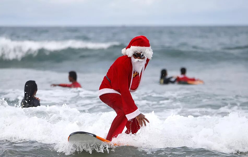 Christmas every day. In christmas day или at christmas day. Привет декабрь надпись. Every year in december. Санта клаус в австралии.