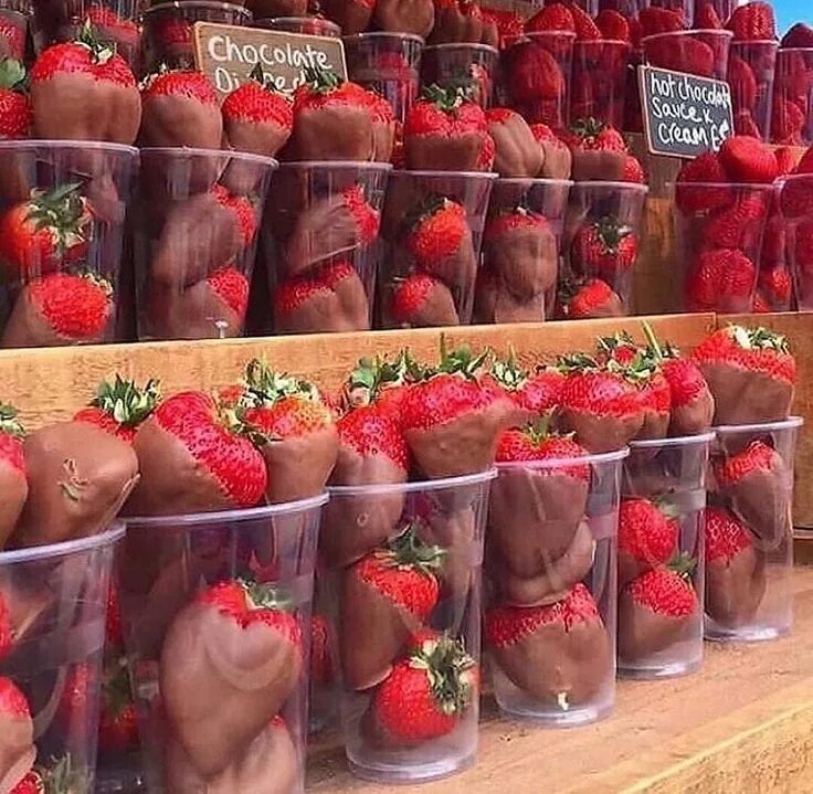 Фрукты в шоколаде подарочные. Коробка с клубникой в шоколаде. Красивые конфеты. Клубника в шоколаде. Клубника в шоколаде.