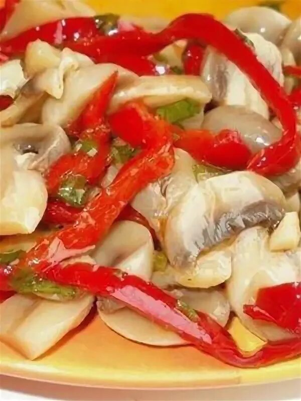 Маринованные шампиньоны с болгарским перцем и луком. Грибы по-корейски шампиньоны с болгарским перцем. Маринованные шампиньоны с болгарским перцем. Салат с шампиньонами и болгарским перцем. Закуска из шампиньонов с болгарским перцем.