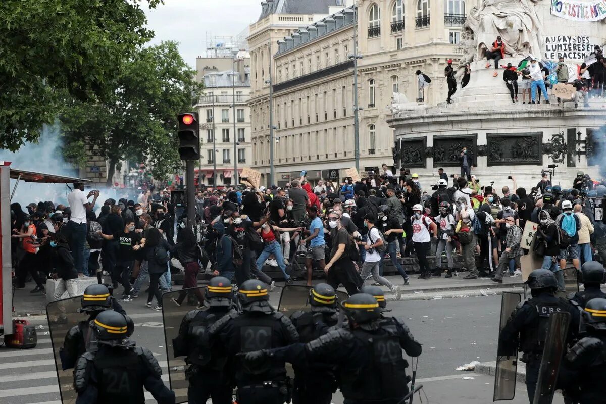 Париже сейчас день. Митинги в Париже 2022. Протесты во Франции. Разгон демонстрантов в Париже. Демонстрации в Лондоне.