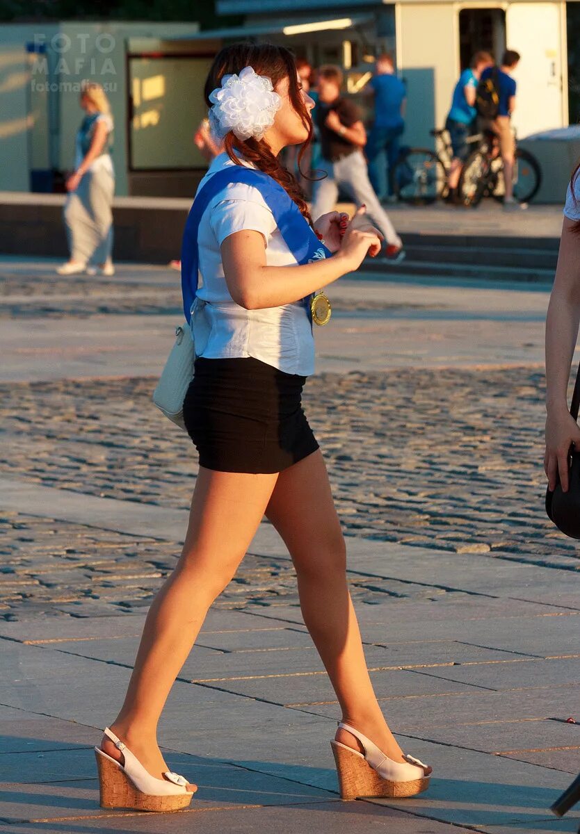 Девочки после выпускнова. Девушки выпускницы. Красивые выпускницы в школьной форме с бантами. Выпускницы в очень коротких. Красивые школьницы выпускницы.