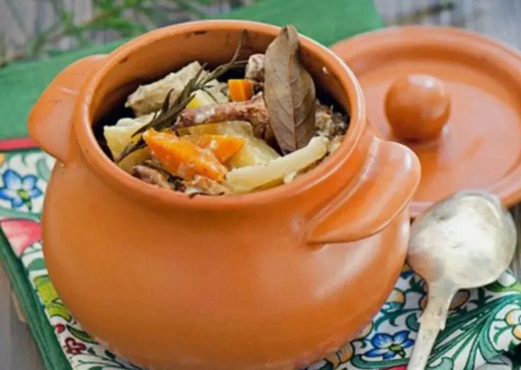 жаркое по домашнему в горшочках. свинина в горшочке с картофелем. мясо с овощами в горшочках. индейка в горшочке с грибами. индейка в горшочке в духовке с овощами.