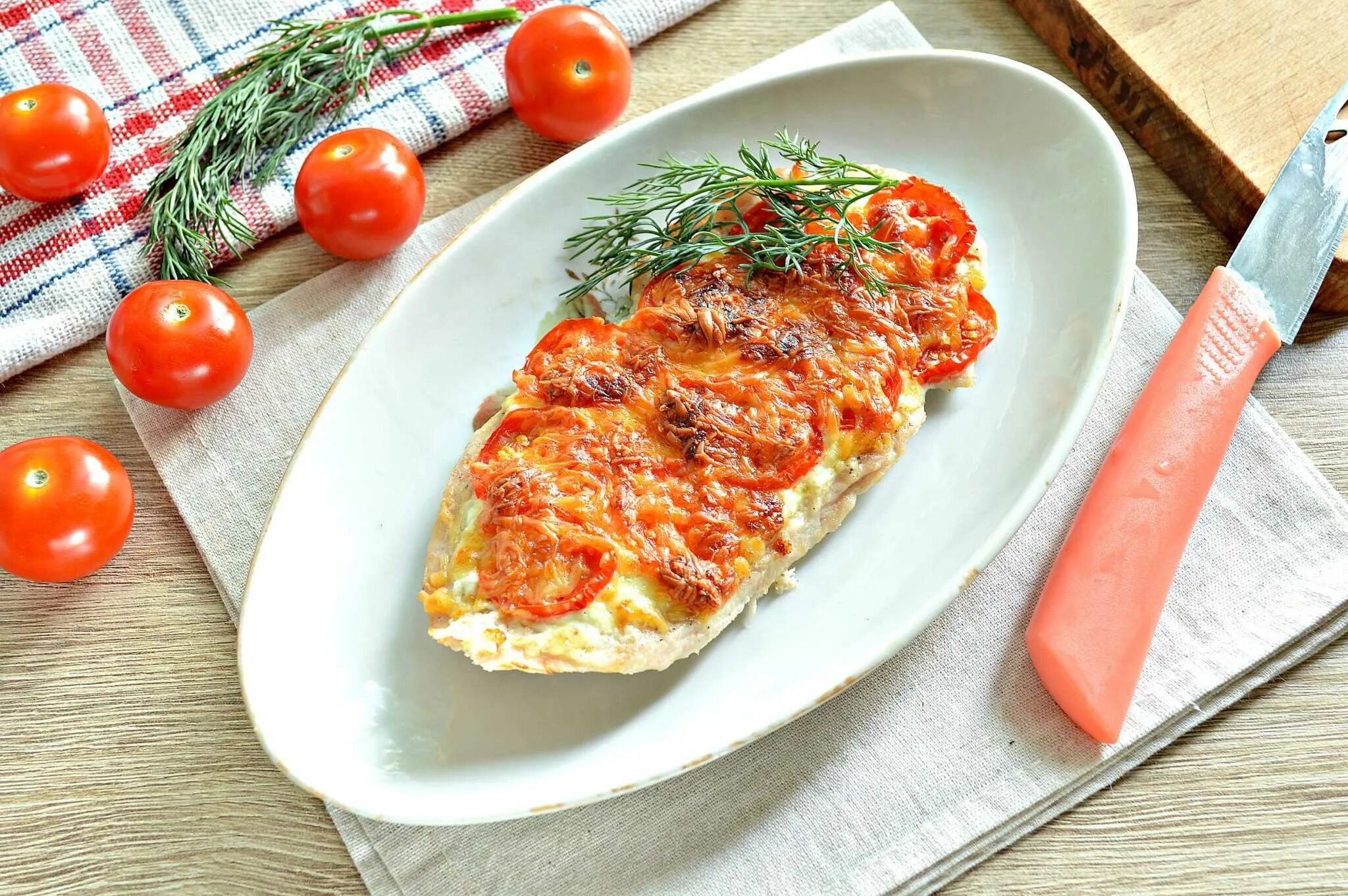 Запеченное куриное филе с помидорами и сыром. Куриное филе с помидорами и сыром. куриная грудка с помидорами. куриное филе запеченное с помидорами и сыром. куриная грудка с помидорами и сыром.