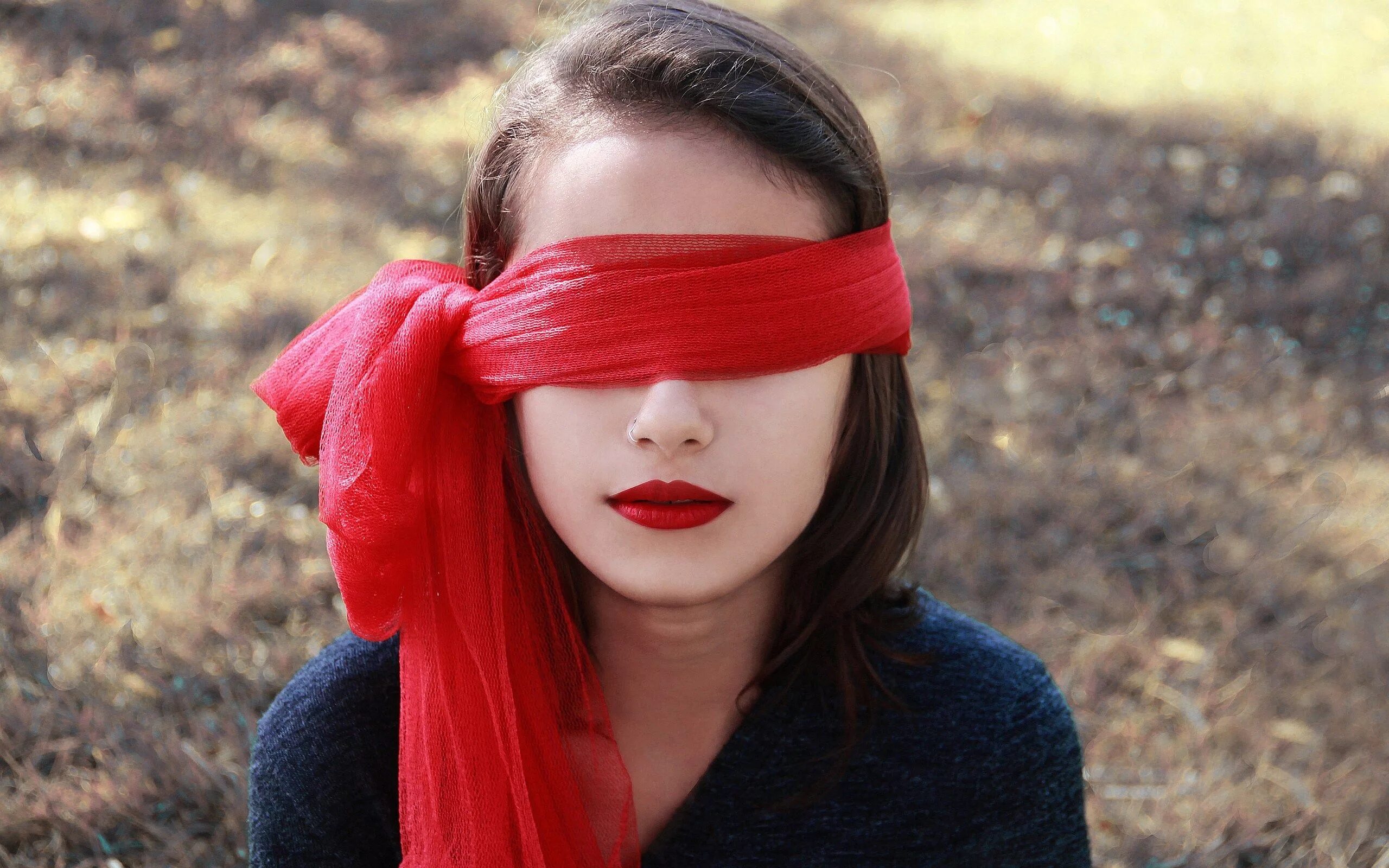 Девушка в повязке. Девушка с повязкой на глазах. Красная повязка на глаза. Девушка сповязко на глазах.