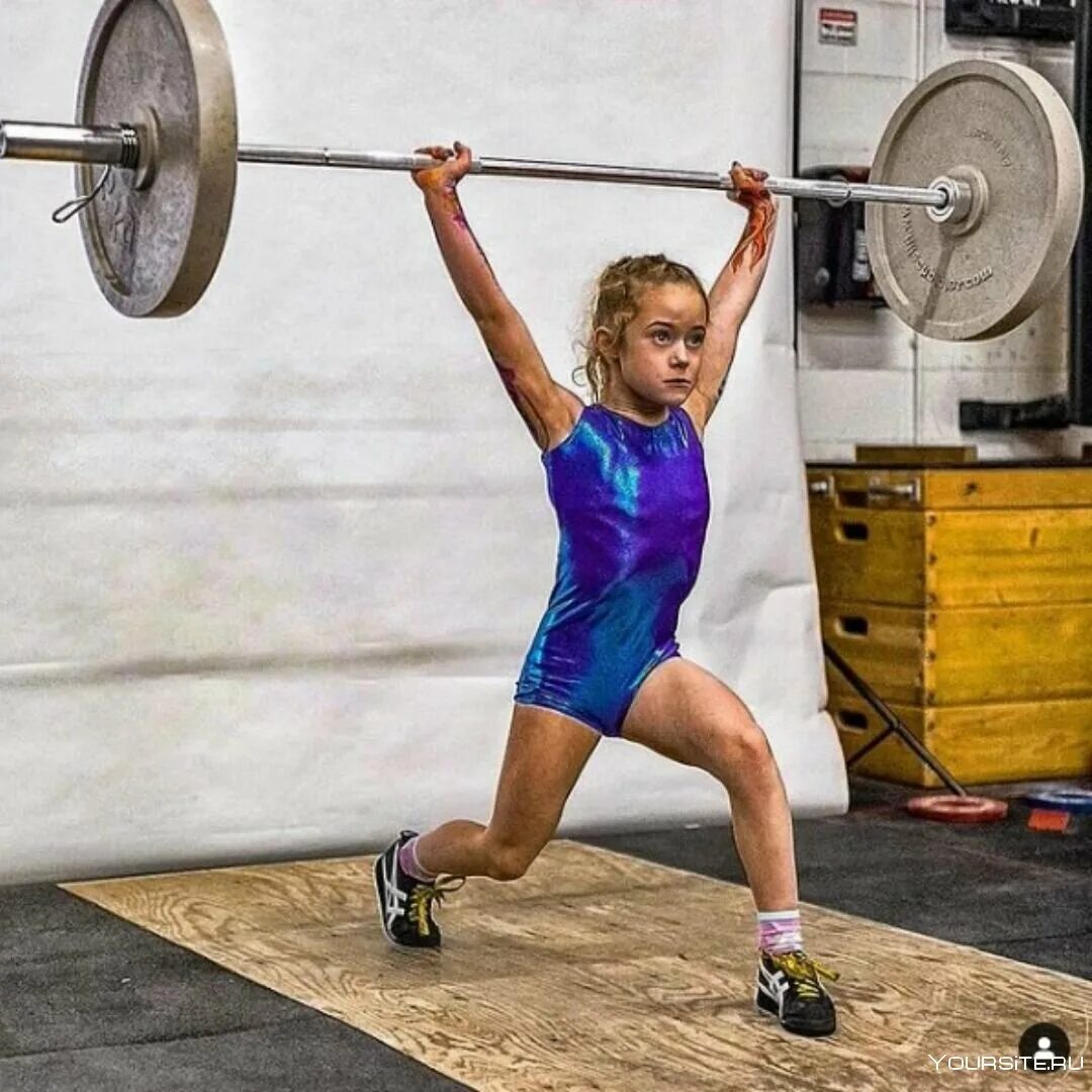 Сильнейшая женщина в мире. Рори Ван Ульф. Сильная девочка. Самая сильная девочка в мире. Девушка поднимает штангу.