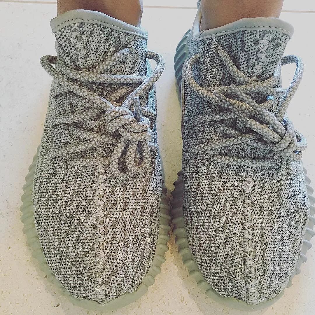 Как зашнуровать изики. Adidas Yeezy Boost 350. Adidas Yeezy Boost 350 Grey. Yeezy 350 Moonrock. Шнуровка Yeezy Boost 350.