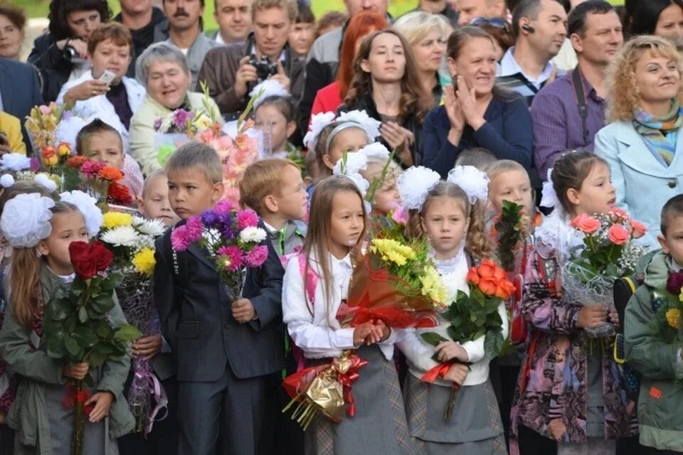 1 Сентября 2000 года. Первоклашки Ижевск. Ижевск первоклассники район Воткинский квартал. 30 сентября 2000