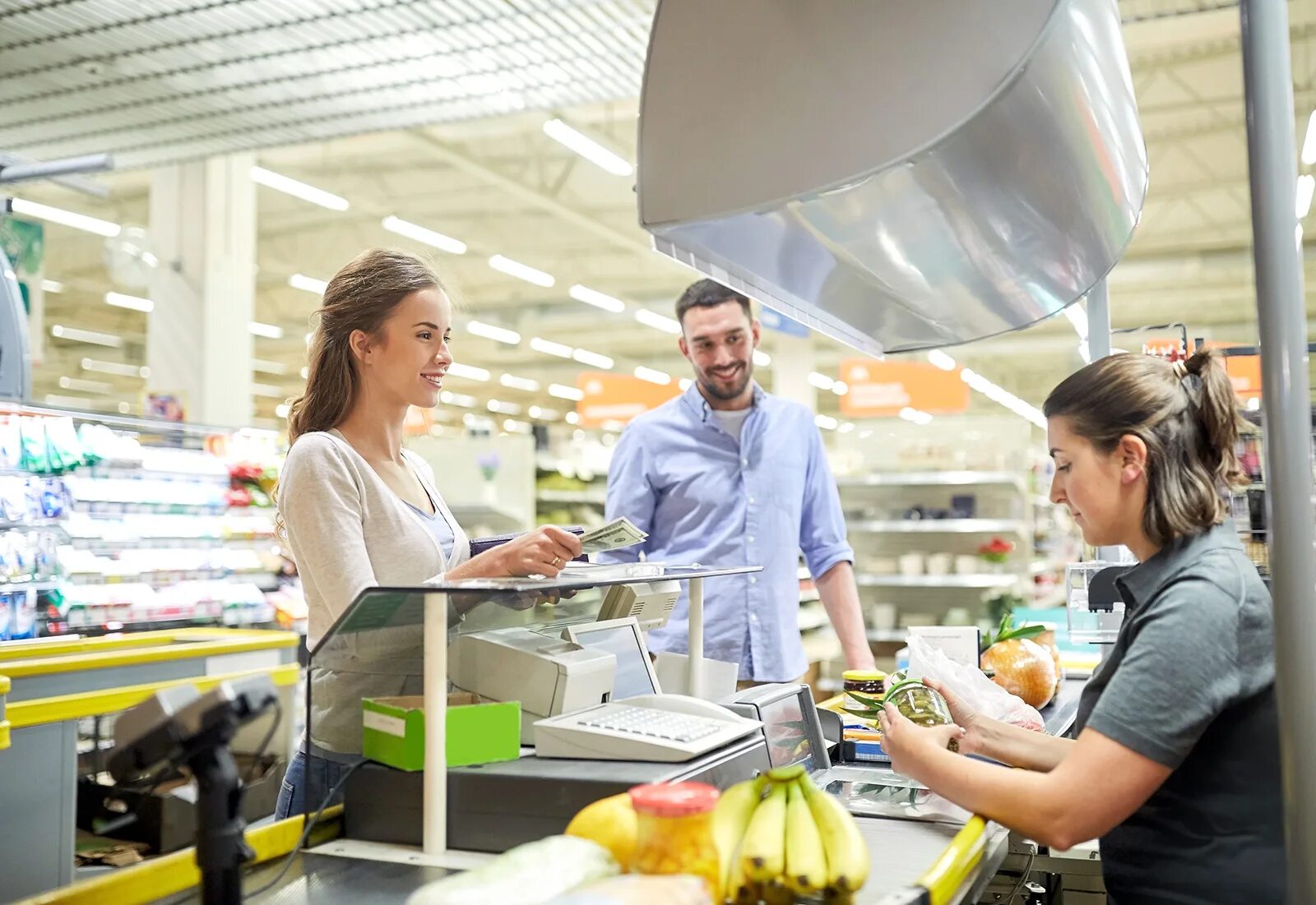 Бизнес обновился supermarket. Магазин продуктов касса. Касса еда. Касса с продуктами. Магазин продукты касса.