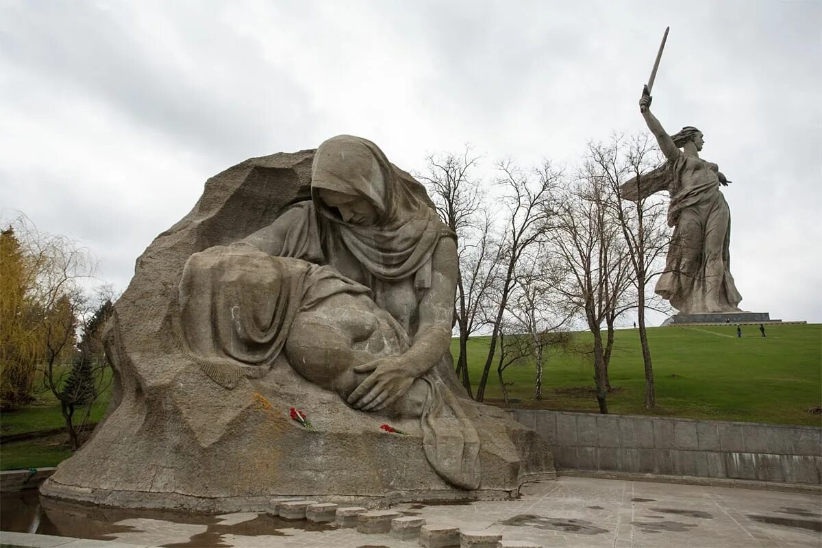 Мамаев Курган Родина мать. Волгоград Родина мать Мамаев Курган Сталинградская битва. Памятники Сталинградской битвы в Волгограде. Памятники Мамаев Курган битва Сталинграда. Места исторической памяти