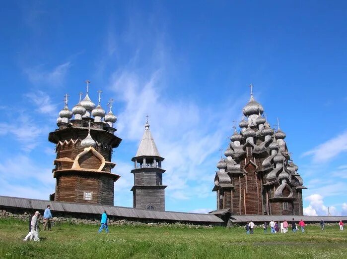 Кижи музей деревянного. Остров Кижи музей деревянного зодчества. Музей под открытым небом Кижи. Музей деревянного зодчества Кижи фасад. Таблица деревянное зодчество Кижи.