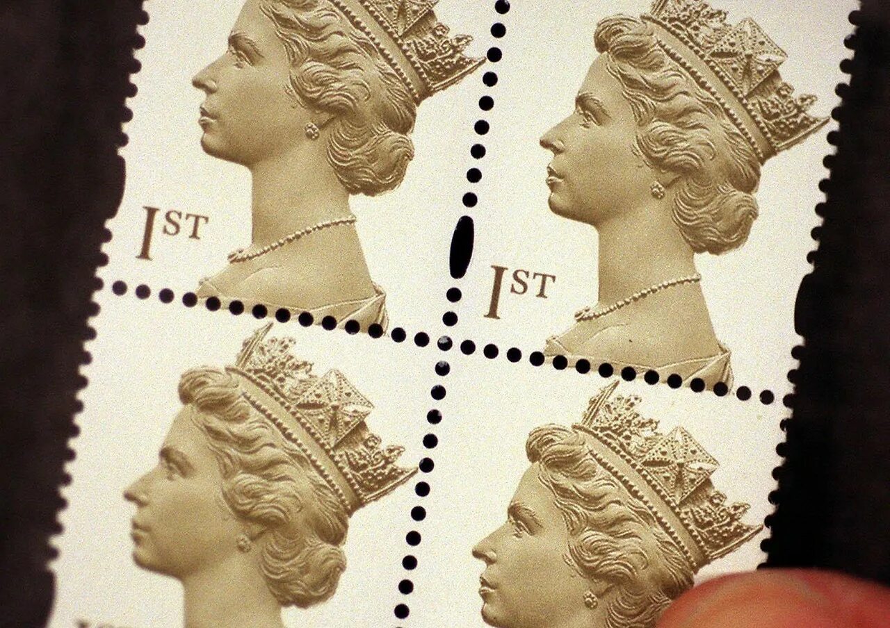 Королевская марка. Почтовые марки с изображением Елизаветы 2. Профиль Елизаветы 2 на марках. Назовите изображенного на картинке монарха