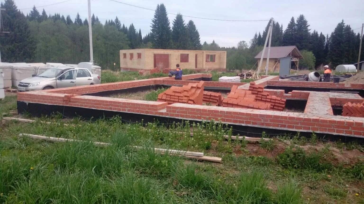 Дом нулю фундамента. Выровнять фундамент кирпичом. вывести фундамент в ноль. фундамент под ноль. выравнивание фундамента под газобетон.