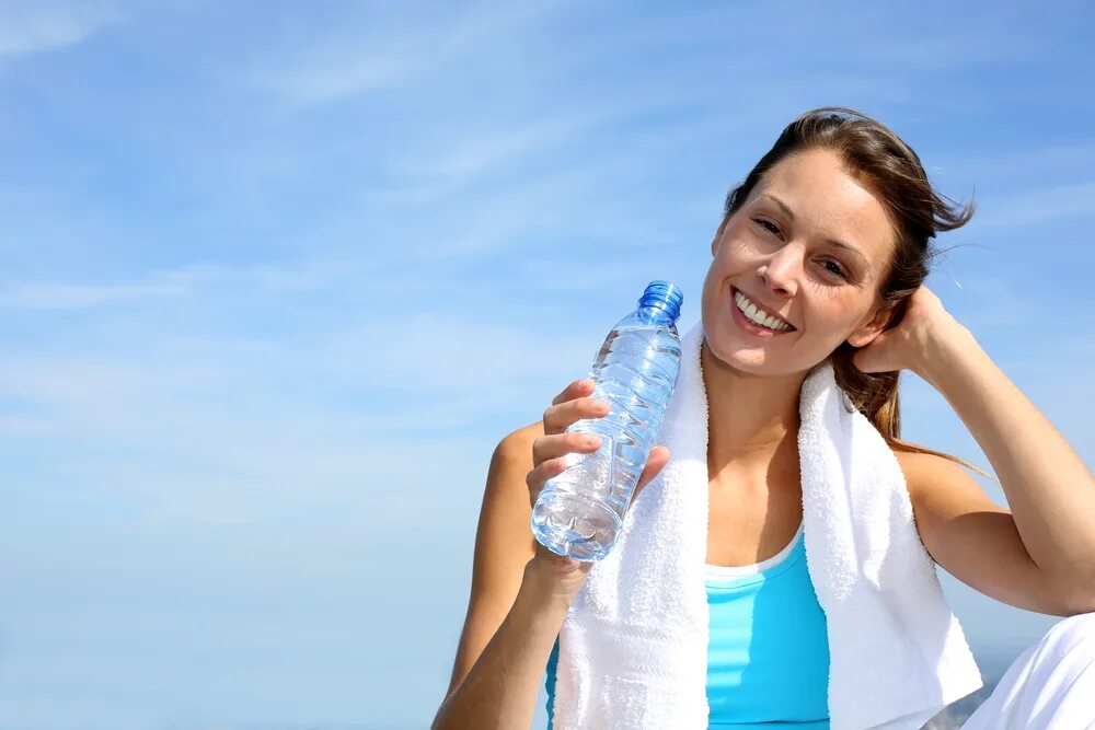 Как избавиться от жажды. Питье воды. Девушка пьет воду. Человек с бутылкой воды. Девушка с питьевой водой.