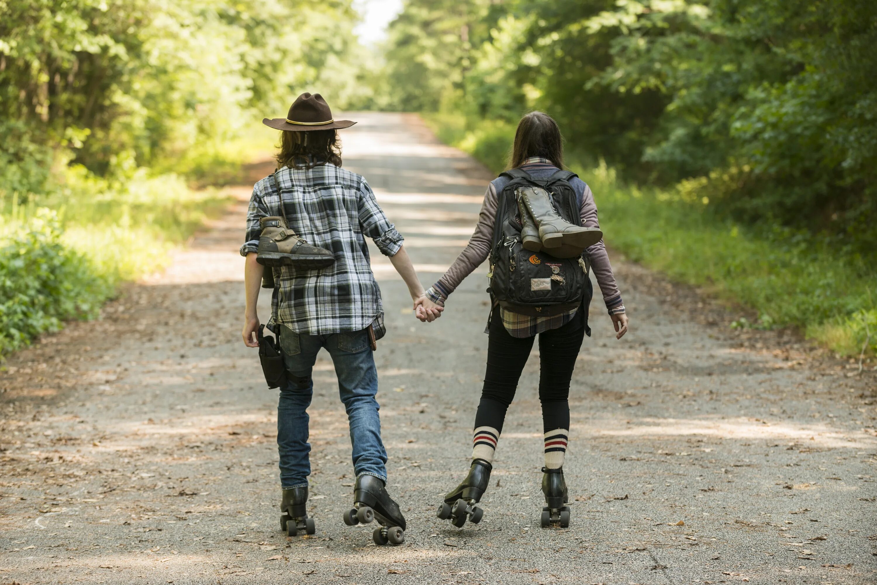 Walking izle. Чендлер Риггз Ходячие мертвецы. Энид Ходячие мертвецы. НЕЙКОН, Кейтлин Ходячие.