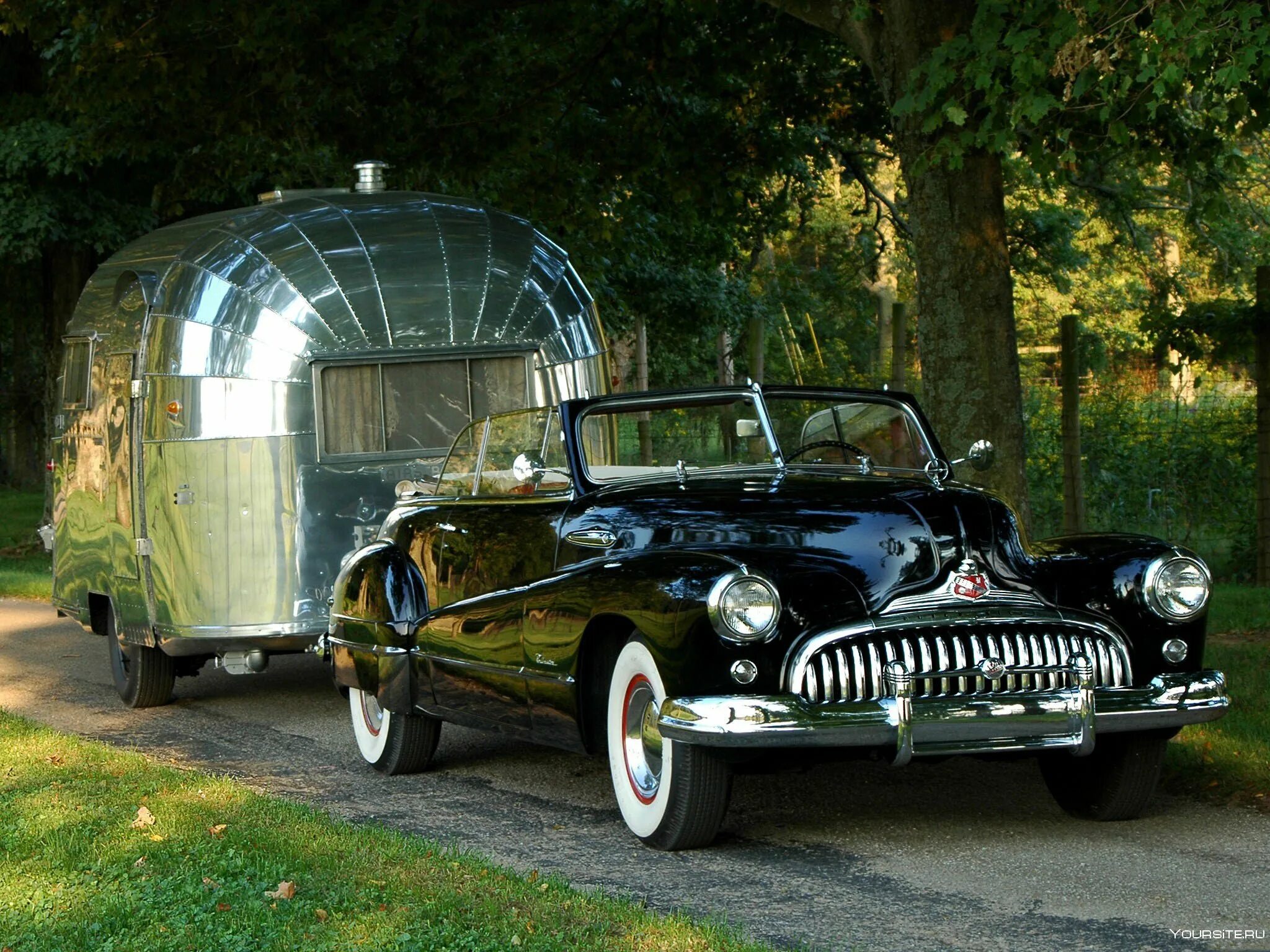 Пробег старых автомобилей. \Buick Roadmaster 1940. Бьюик машина 1920. 1940 Buick Roadmaster sedan. Бьюик раритет.