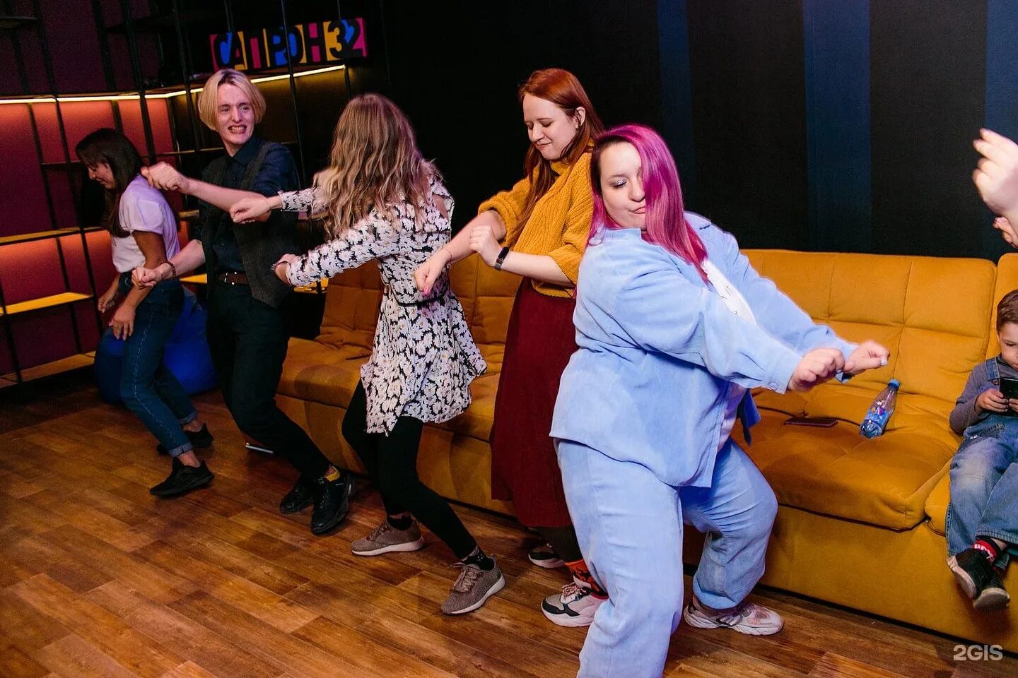 Шоу михаила шаца. 2 дивана шоу новосибирск. 2 дивана шоу. Шоу на диване. 2 дивана шоу.