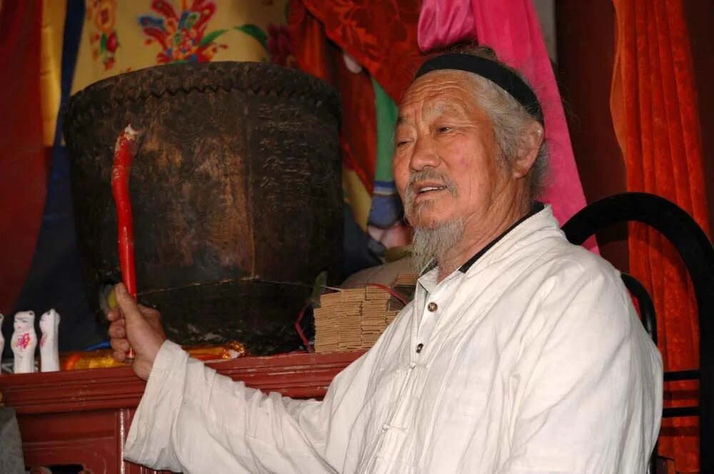 Ученик даос и почтенный наставник. Монахи Дао. Даосский монах. Старый даос. Мастер даос в Китае.
