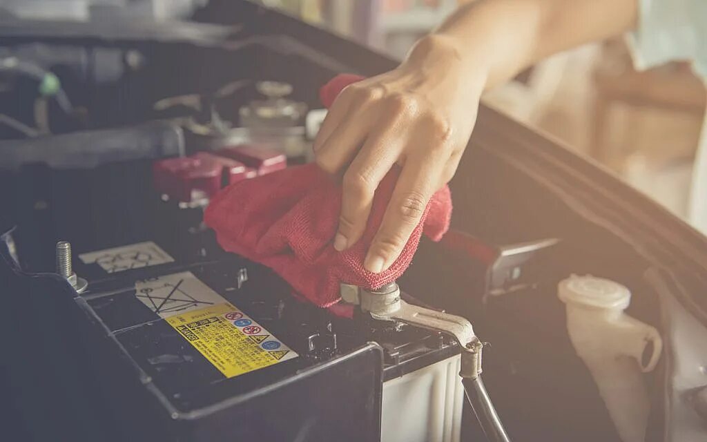 Car place батарея. Замена АКБ В парикмахерской машинке. Замена аккумулятора картинка. Девушка держит аккумулятор от машины. Замена аккумулятора в машине с выездом