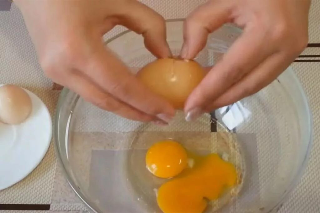 Разбейте яйца в миску. Разбить яйца в миску. Яйца разбитые в миске. Яйцо в мисочке.