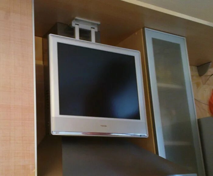 Включи телевизор на кухне. Телевизор на кухне. Подвесной телевизор на кухню. Встроенный маленький телевизор на кухню. Телевизор встроенный в кухню.