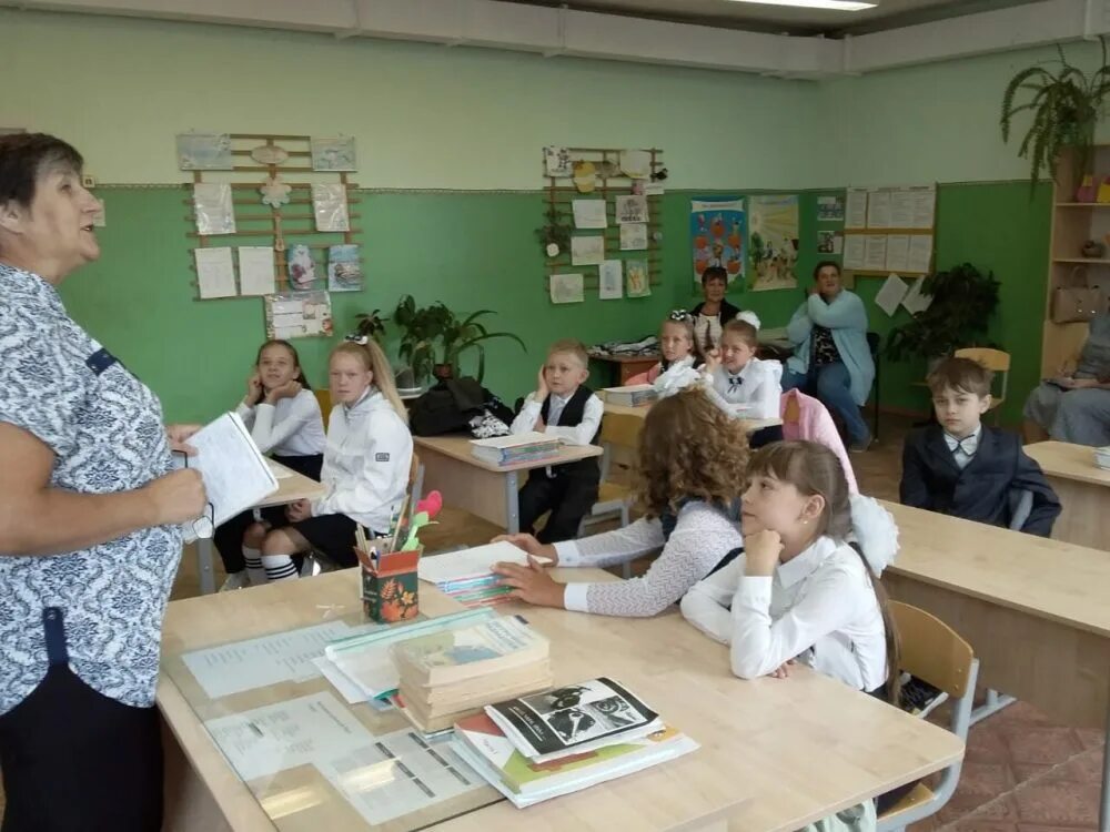 ученики школы №2 кинешма. школьники прыгают в длину. 35 школа иваново учителя. митино школа каникулы. иваново школы каникулы.