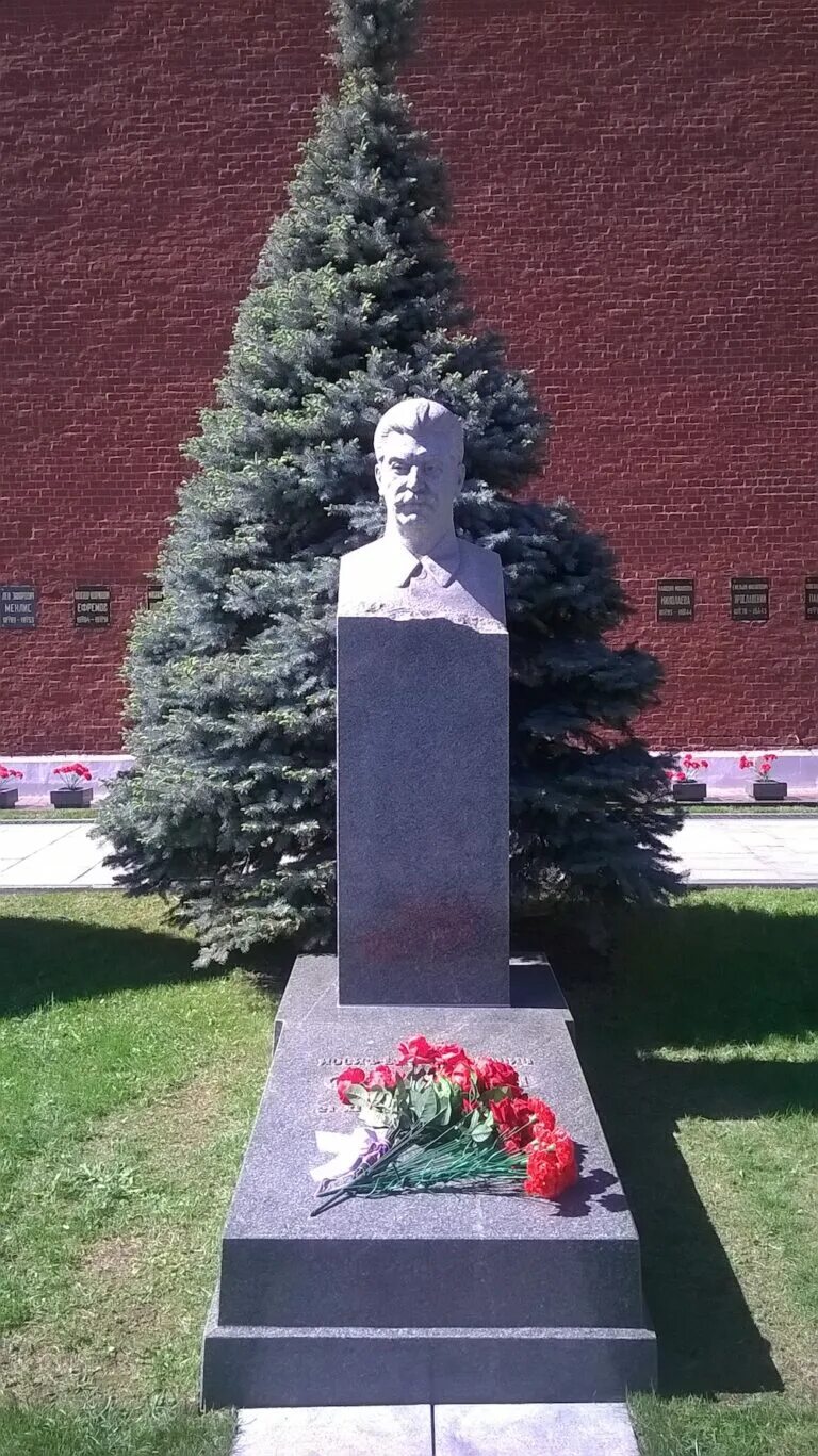 Где похоронен сталин иосиф виссарионович кладбище. Сталин иосиф виссарионович могила. сталин иосиф виссарионович похороны могила. могила иосифа сталина. иосиф сталин могила.