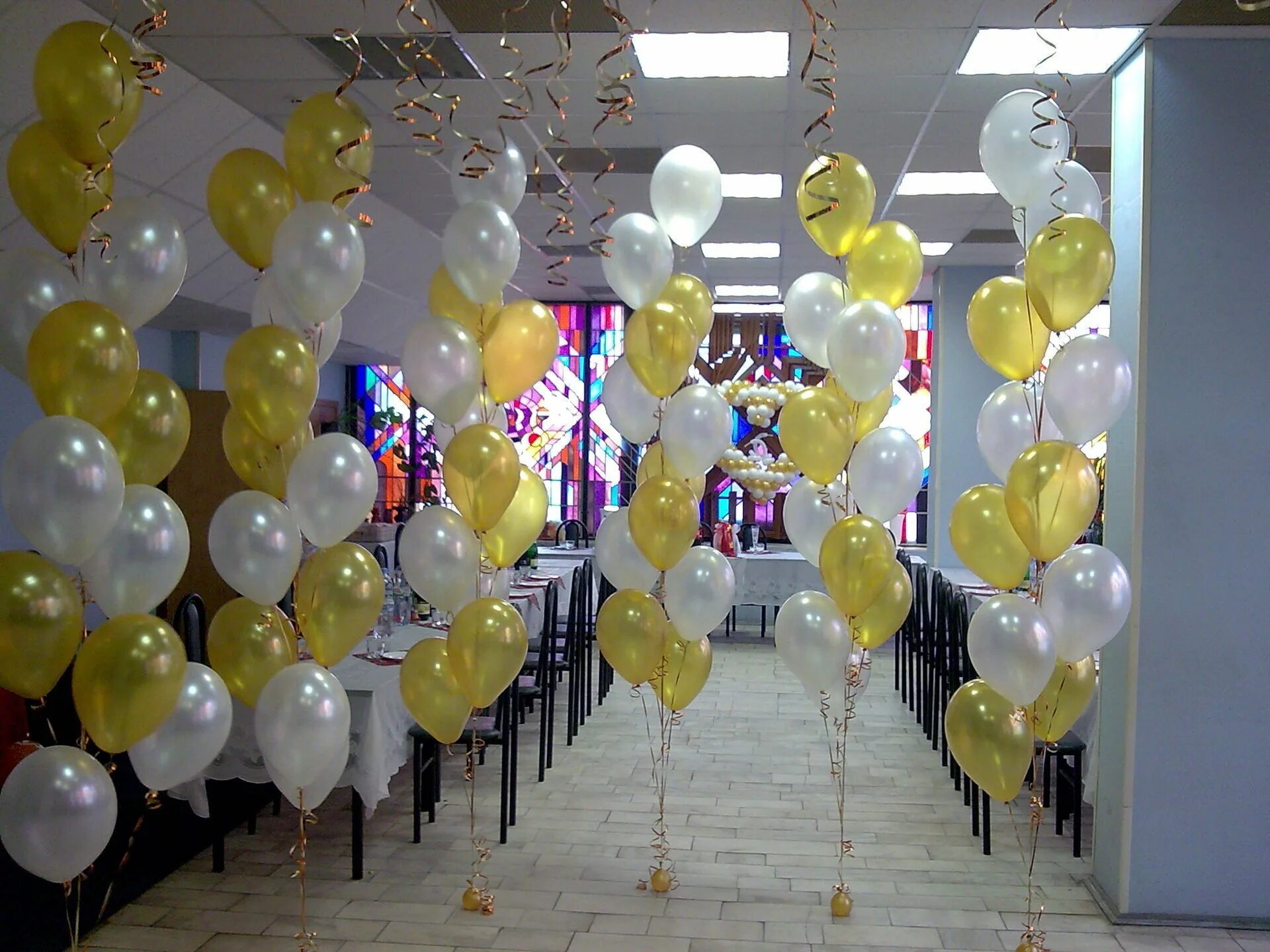 Оформление зала воздушными шарами. Украшение шарами. Украшение зала шарами. Украсить зал шарами. Украсить зал шариками.