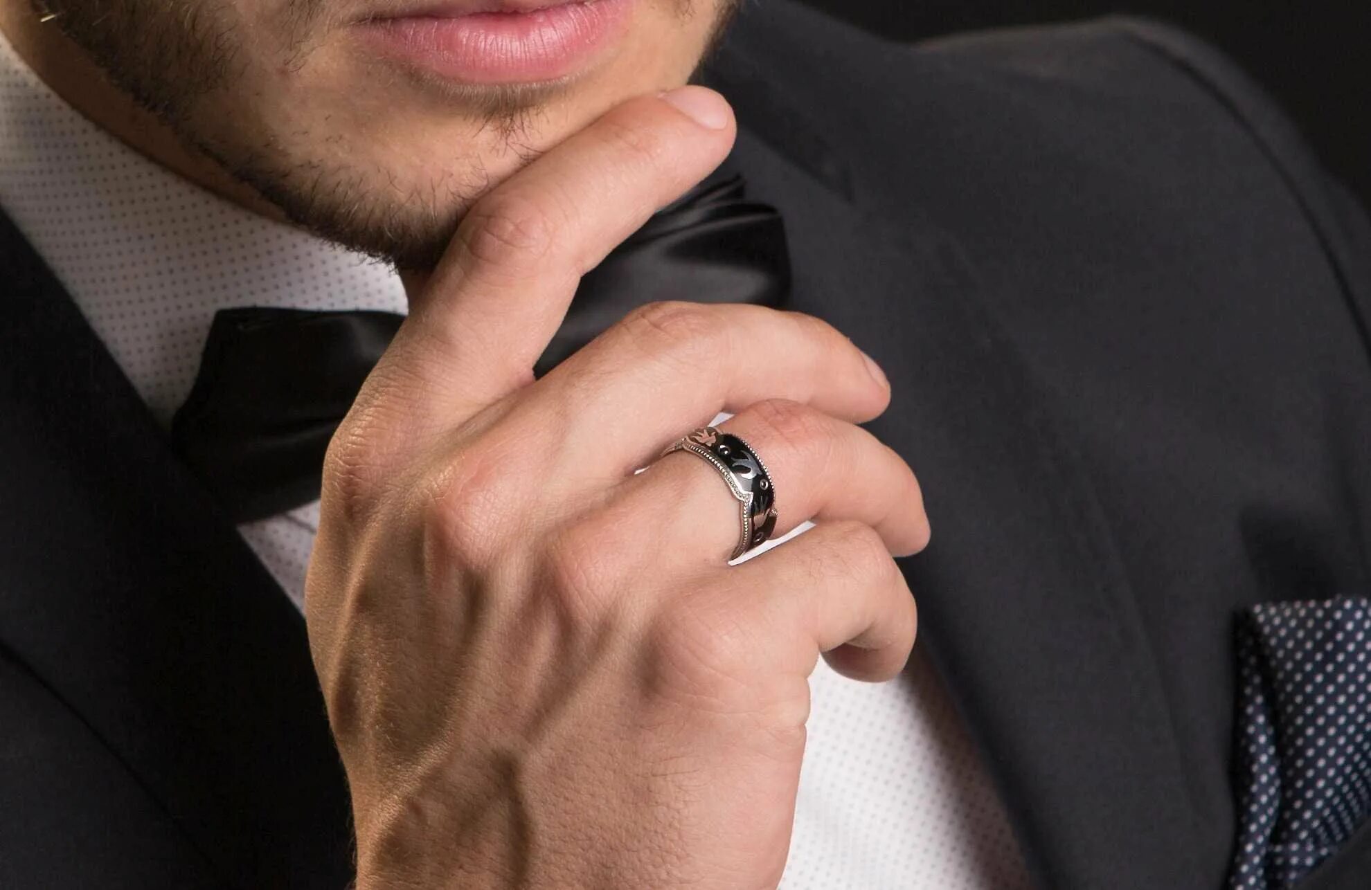 Бывший муж обручальным кольцом. Мужской перстень на руке. Мужская рука. Красивые мужские руки. Кольцо на руке мужчины.