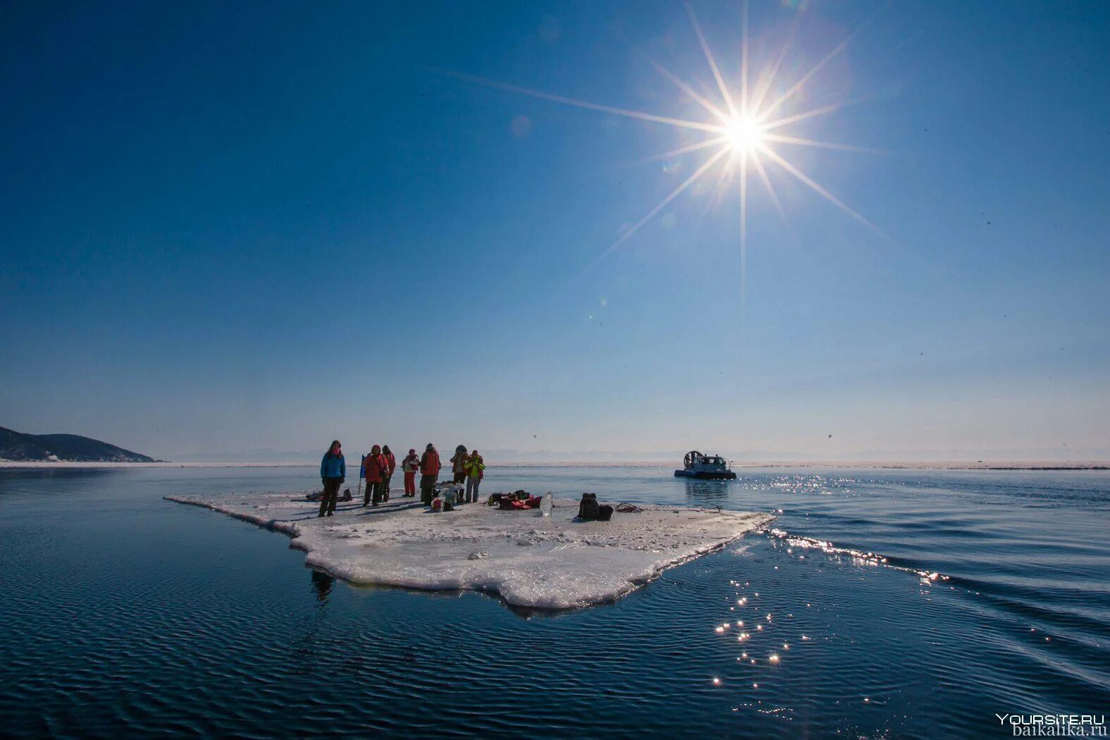 Хивус на Байкале Ольхон. Листвянка Байкал лед. Байкал зимой Листвянка. Байкал озеро Листвянка зимой.