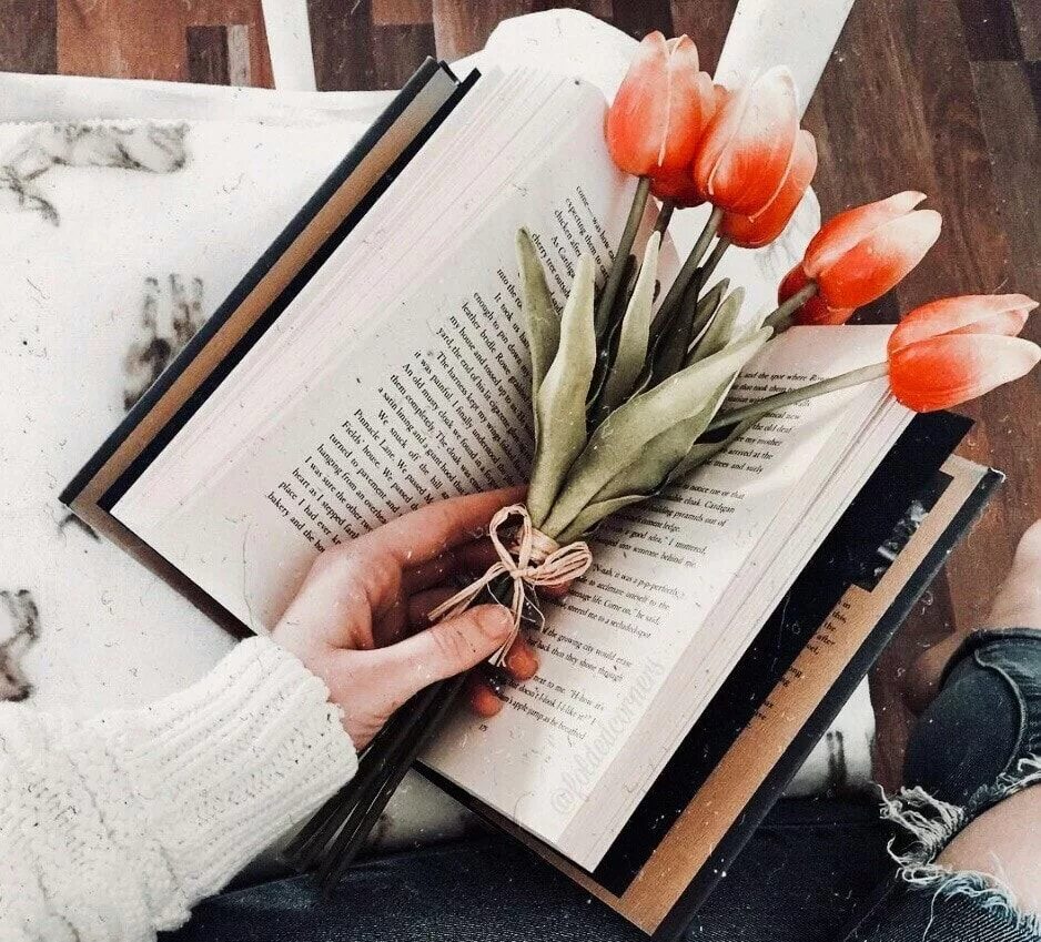 Книга цвет жизни. Книга цветы. Букет цветов и книга. Красивые книги с цветами. Тюльпаны и книги.