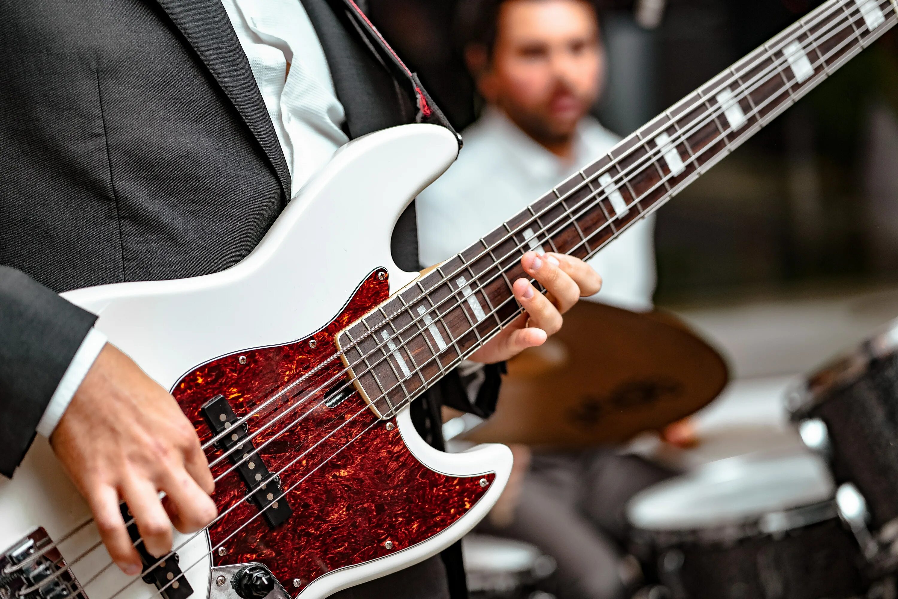 Человек басс. Fernandes Bass 5 String. Гитара фото. Человек с электрогитарой. Многострунный бас.