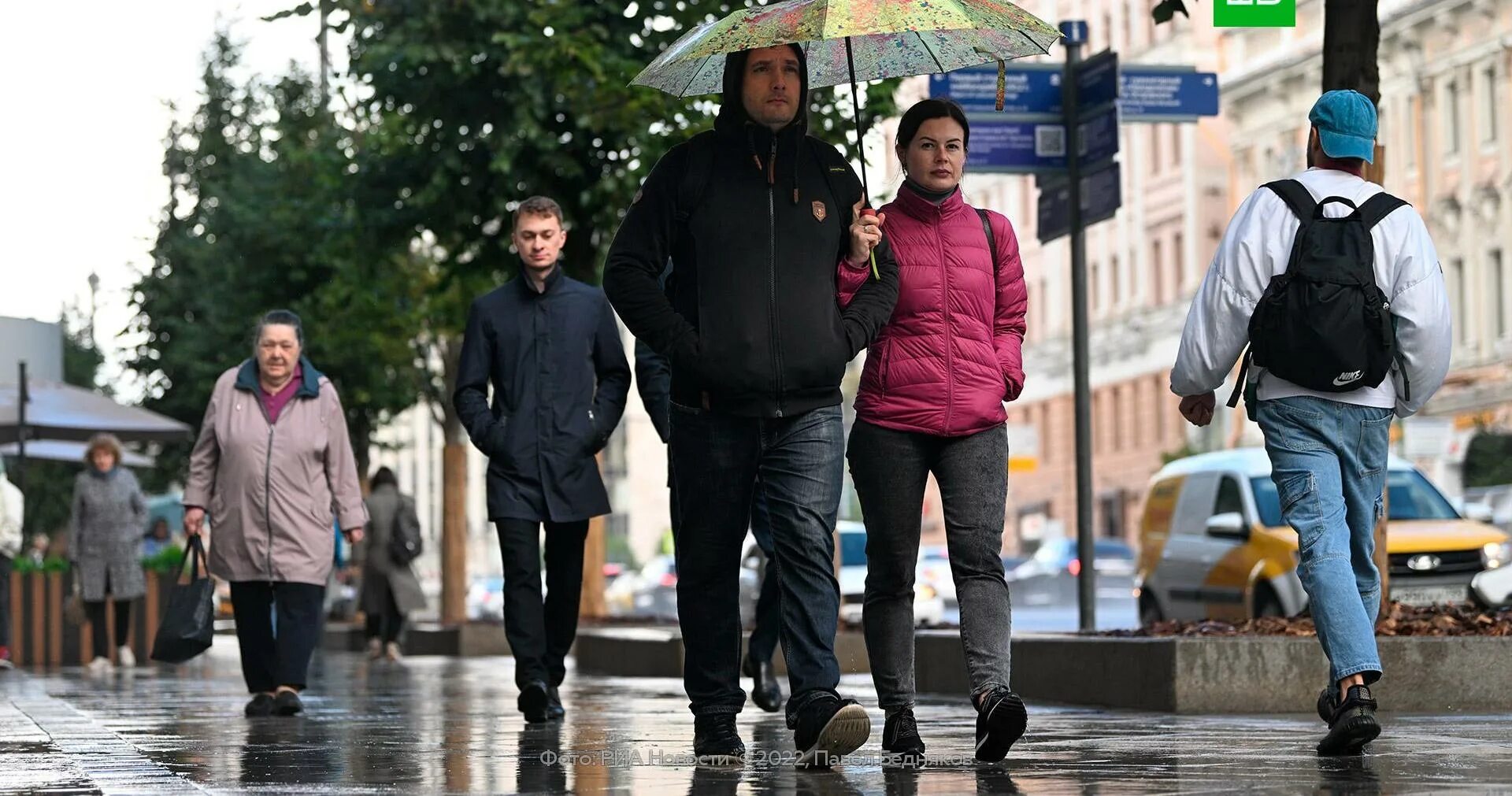 Жители Москвы. Туристы в Москве. Небольшой дождь. Дождливый сентябрь.