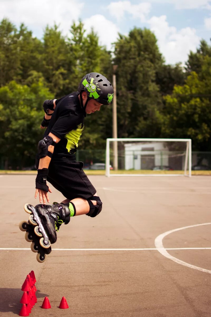 ролик для ног. как выглядят роллеры. лыжероллеры спорт. роллеры см. роллеры см.