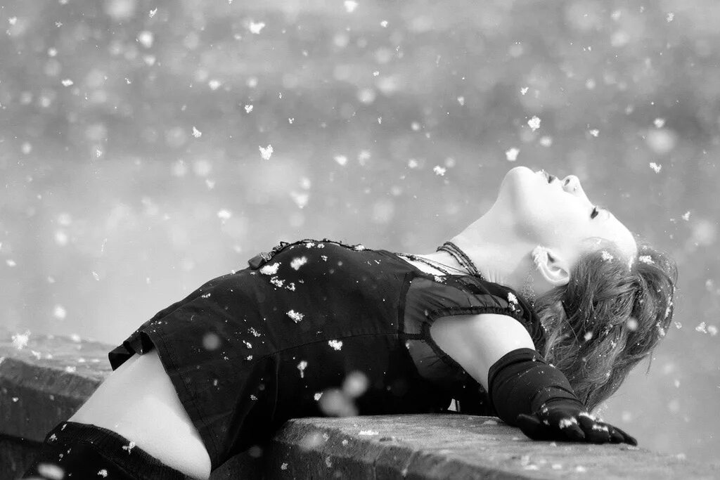 Тают руки тают губы. Девушка и падающий снег. Девушка в снегу. Девушка под снегом.