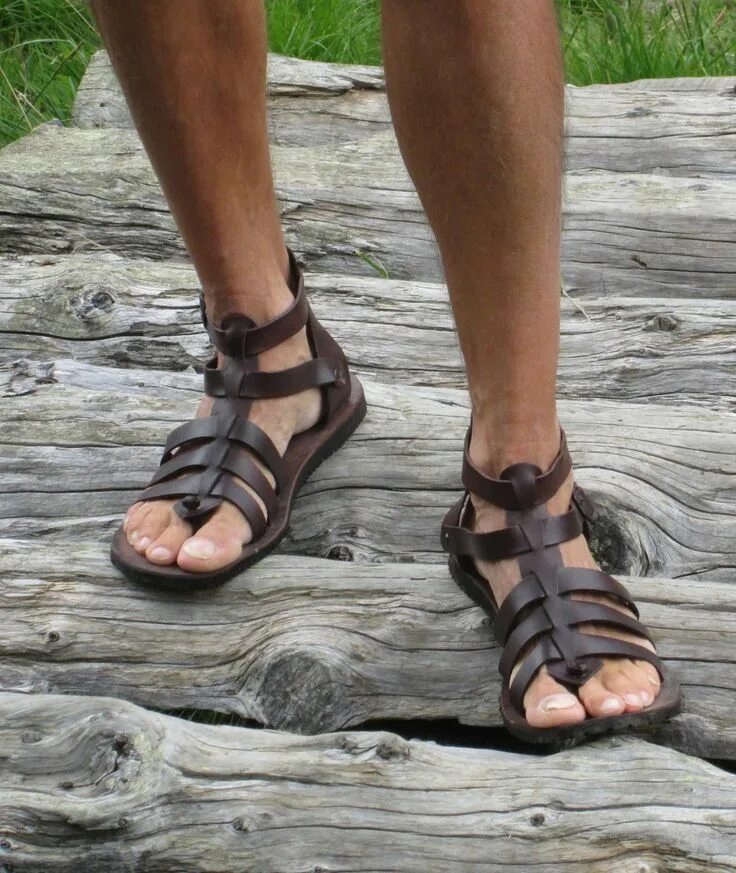 Worn sandals. Босоножки мужские. Греческие сандалии мужские. Босоножки мужские кожаные. Мужские кожаные сандалии на босу ногу.