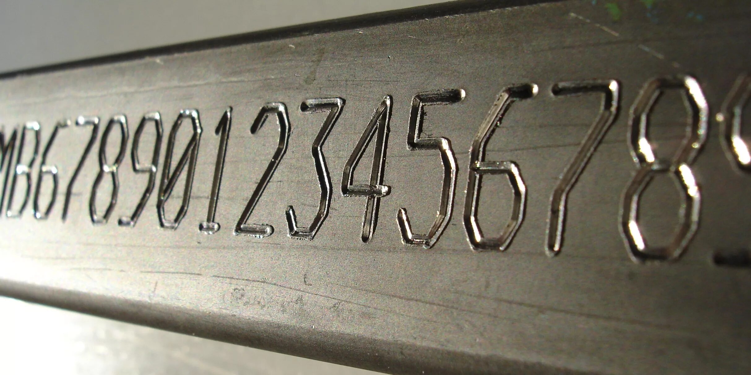 Лазерная гравировка на металле. Набивка номеров на металле. Нанесение маркировки на металле. Нанесение номеров на металле. Буквы цифры на авто