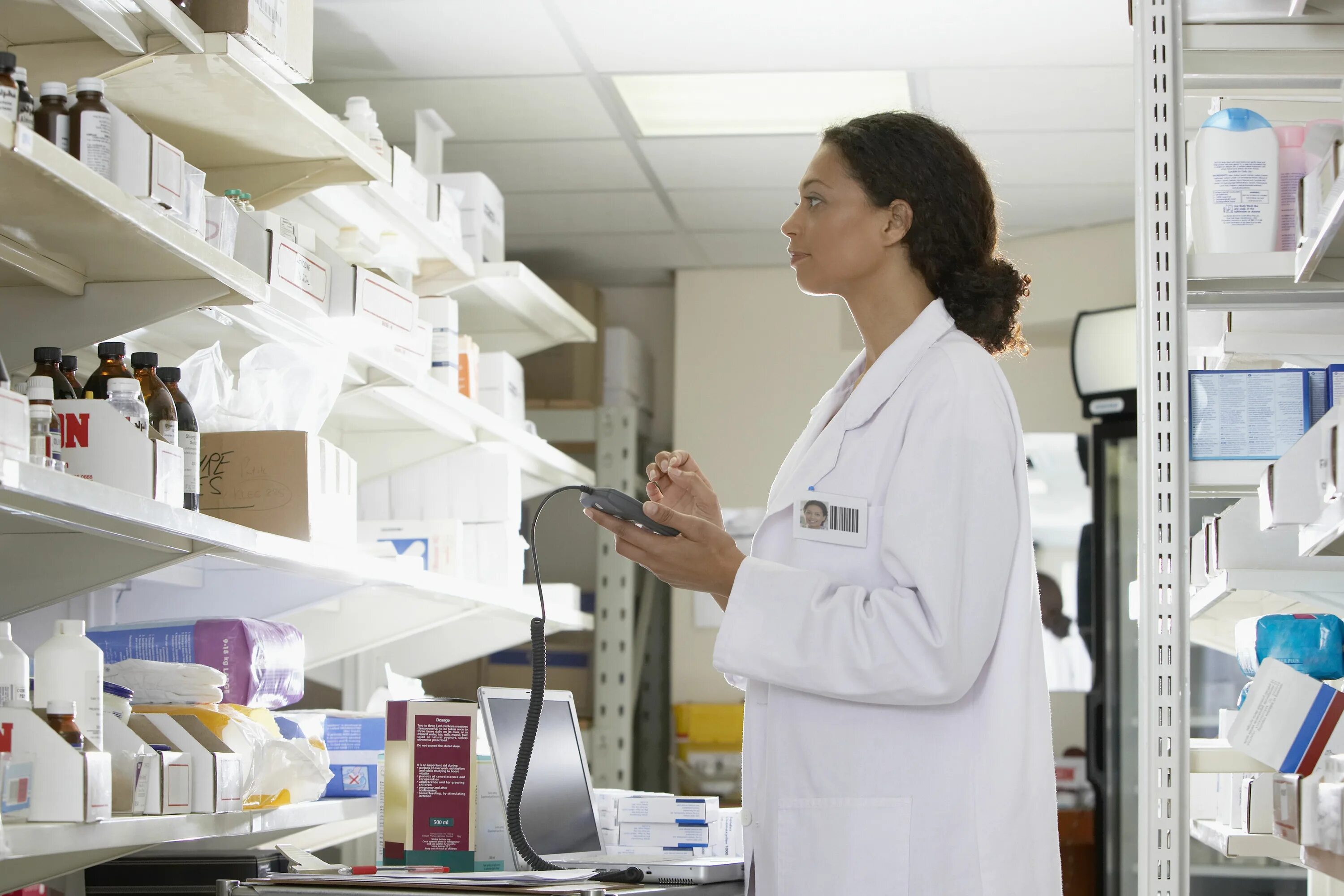 Аптечная организация. Pharmacy department. Аптека лекарства. Pharmacist исполнитель. Хранение лекарств в аптеке.