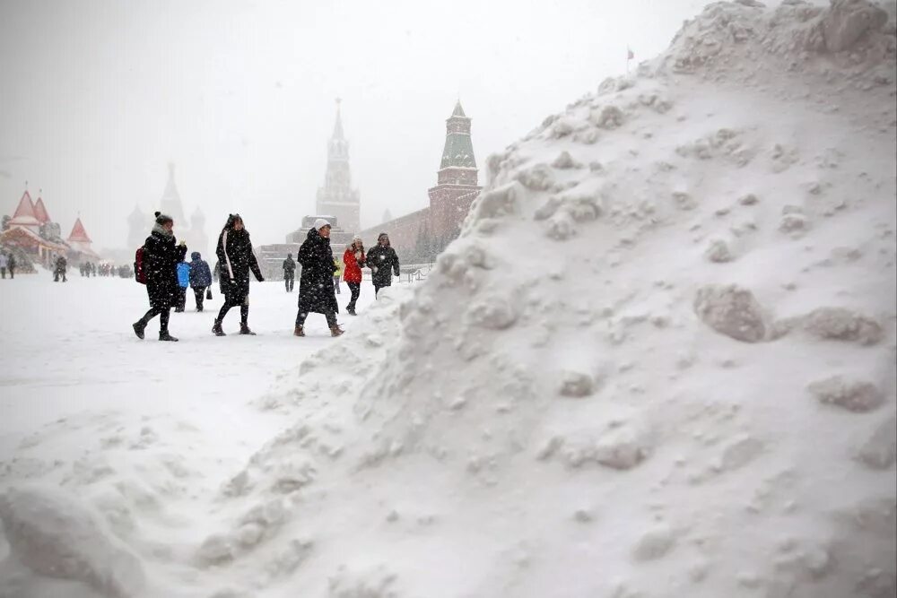 Россия выпал снег. Зима пришла в Москву. Климатическая зима. Климатическая зима в строительстве в Ижевске.