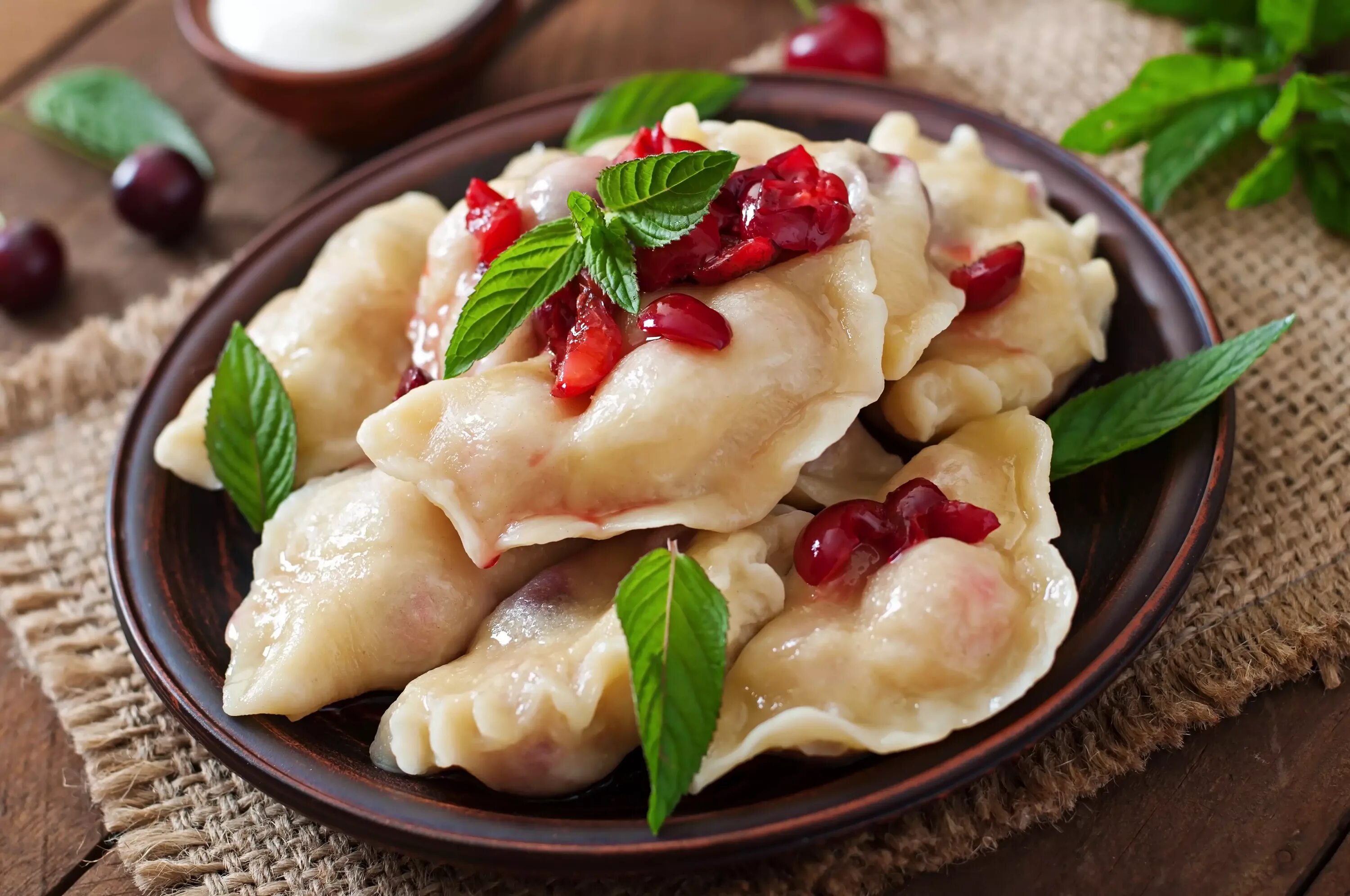 Вареники с вишней замороженной пошаговый. Pierogi Польша. Вареники. Вареники с вишней. Вареники домашние.