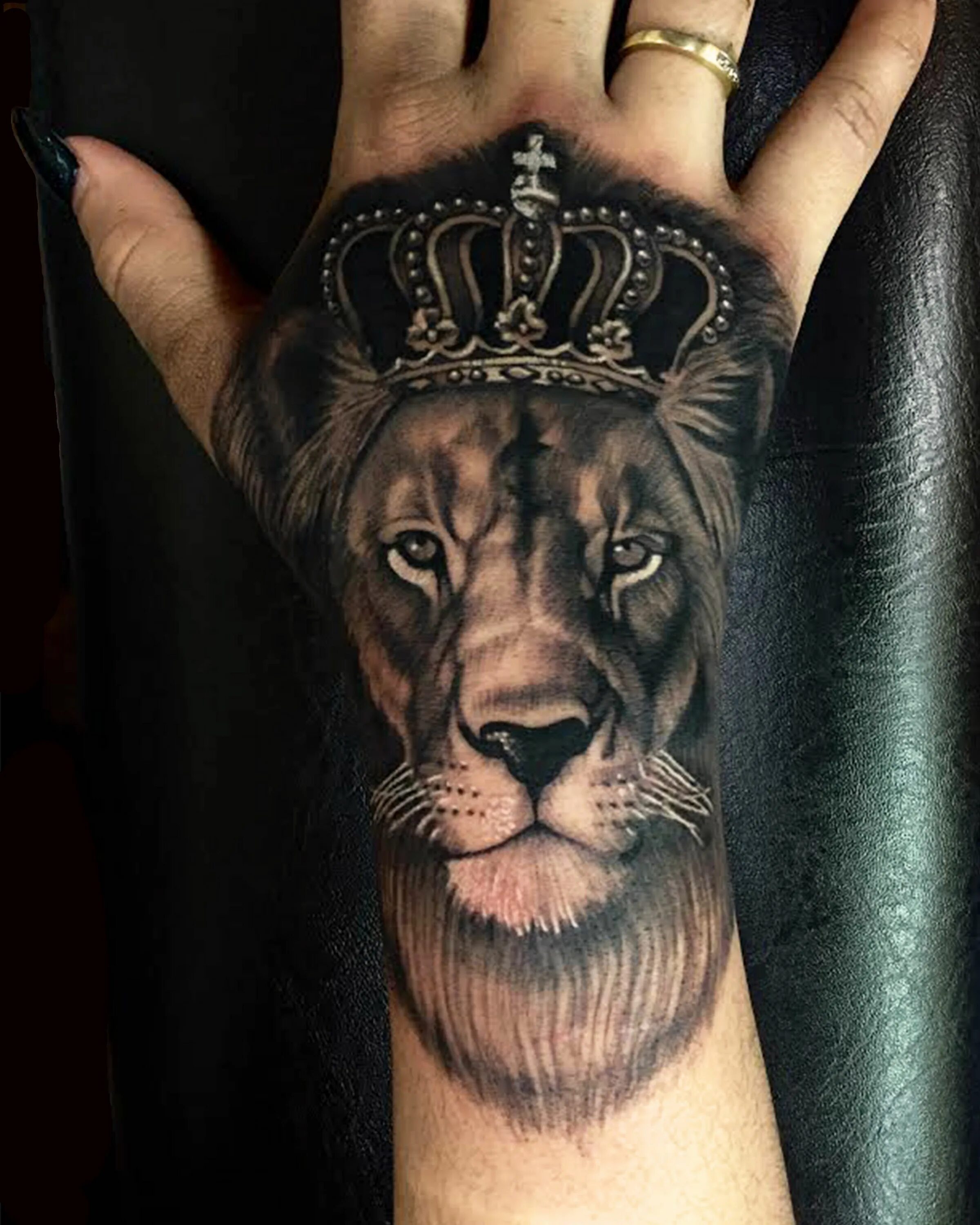 тату корона на запястье мужские. корона на левой руке. корона на левой руке. тату лев с короной на руке для девушек. тату лев с короной.